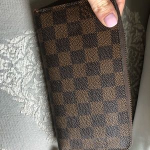 Louis Vuitton Damier zippy wallet